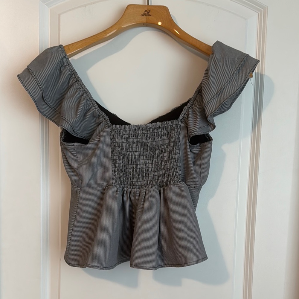Gray Ruffled Fitted Blouse - Picture 5 of 5